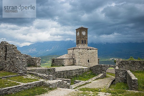 Glockenturm in der Burganlage  Burg von Gjirokastra  Gjirokastra  Albanien  Europa