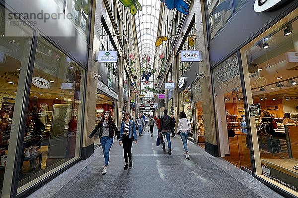 Passanten in der Kaufingertor-Passage  Einkaufszentrum  Kaufingerstraße  München  Bayern  Deutschland  Europa