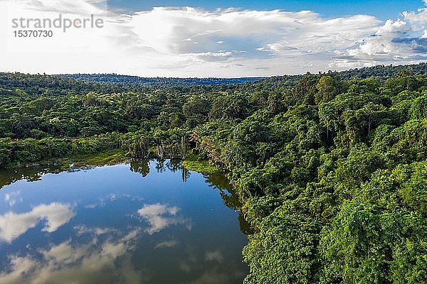 Lac Ravelobe  umgeben von dichtem Regenwald  Ankarafantsika-Nationalpark  Drohnenaufnahme  Madagaskar  Afrika