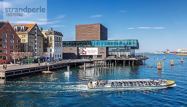 Ein Kanaltourboot vor dem Königlichen Dänischen Schauspielhaus  Kopenhagen  Dänemark  Europa