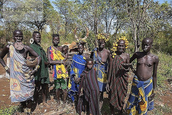 Gruppe  Frauen und Kinder des Mursi-Stammes  Mago-Nationalpark  Region der südlichen Nationen und Völker  Äthiopien  Afrika
