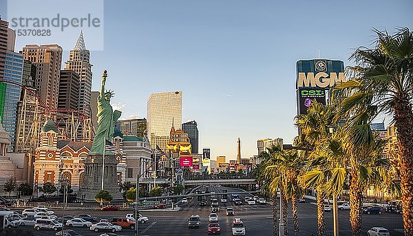 Straße Las Vegas Strip mit New York New York Hotel und MGM Grand Hotel  hinter dem Eiffelturm  Las Vegas  Nevada  USA  Nordamerika