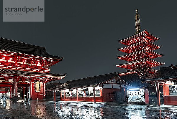 Nachtfoto  H?z?mon-Tor und fünfstöckige Pagode des Sensoji  buddhistische Tempelanlage  Sens?-ji-Tempel oder Asakusa-Schrein  Asakusa  Tokio  Japan  Asien