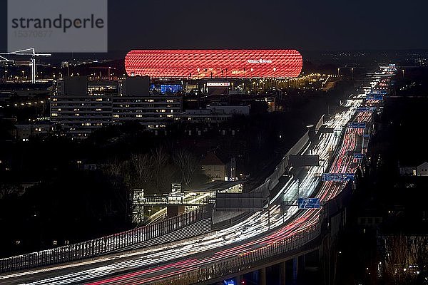 Rot beleuchtete Allianz Arena an der Autobahn A9  Nachtaufnahme  München  Oberbayern  Bayern  Deutschland  Europa
