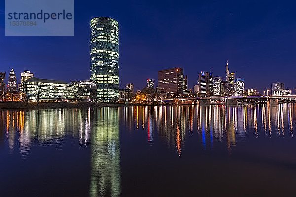 Skyline von Frankfurt mit dem Westhafen Tower  Spiegelung im Main  Nachtaufnahme  Schaumainkai  Frankfurt am Main  Hessen  Deutschland  Europa