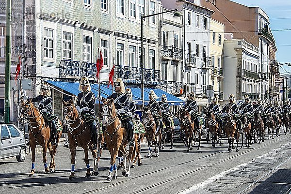Parade der Nationalgarde  Guarda Nacional Republicana  Reiter des Braunen Pferdes  Lissabon  Bezirk Lissabon  Portugal  Europa