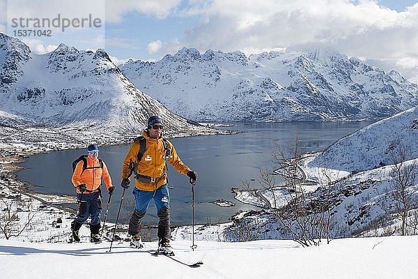 Skibergsteiger auf Tour nach Pilan  Hinter Fjord  Austvågøy  Lofoten  Norwegen  Europa