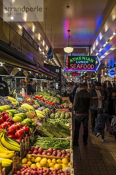 Öffentlicher Markt  Lebensmittelmarkt  Auslage von Obst an einem Marktstand  Pike Place Market  Seattle  Washington  USA  Nordamerika