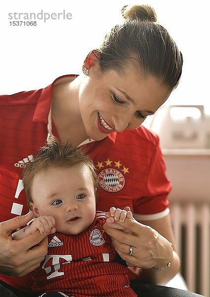 Mutter mit Baby  3 Monate  im Trikot des FC Bayern München  Baden-Württemberg  Deutschland  Europa