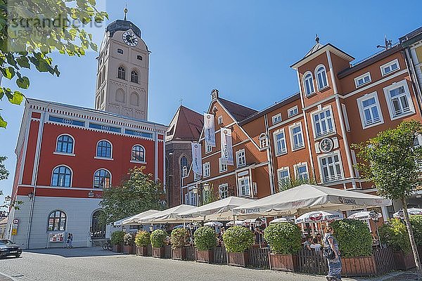 Fassade der Sparkasse  Turm von St. Johannes und Erdinger-Weißbräu am Schrannenplatz  Erding  Oberbayern  Bayern  Deutschland  Europa