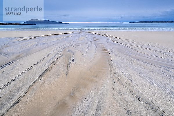 Ein Bach fließt bei Ebbe über einen Sandstrand ins Meer  hinter Ceapabhal Mountain  Isle of Harris  Schottland  Vereinigtes Königreich  Europa