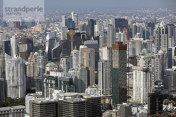 Blick vom Maha Nakhon Tower  314m zu den Wolkenkratzern  Stadtteil Watthana  Bangkok  Thailand  Asien