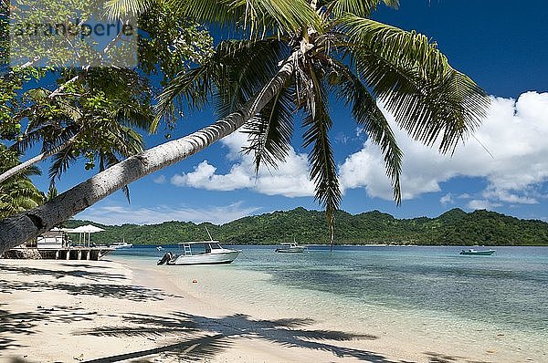 Strand und Tauchboote im Matangi Private Island Resort  Fidschi  Ozeanien