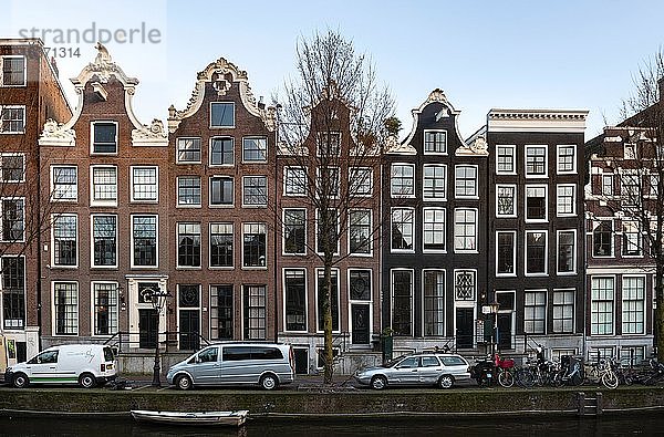 Gracht mit historischen Häusern  Amsterdam  Nordholland  Holland  Niederlande