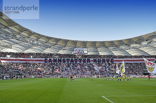Fans  Fankurve in der Cannstatter Kurve mit Fahnenmeer beim Fußballspiel  Mercedes-Benz Arena  Stuttgart  Baden-Württemberg  Deutschland  Europa