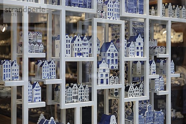 Souvenirs  typische kleine blau-weiße Häuser  Amsterdam  Noord-Holland  Niederlande