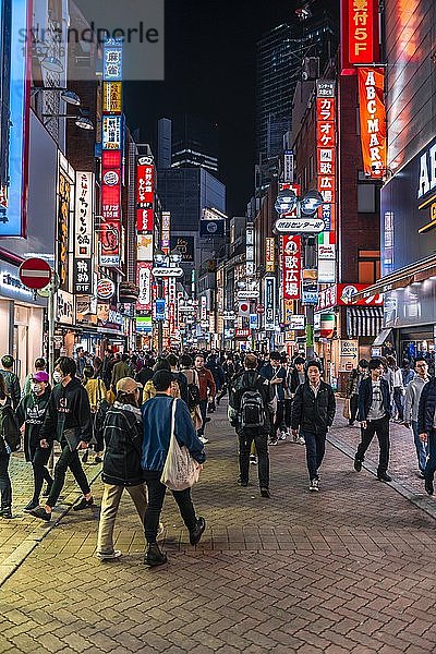 Sehr belebte Fußgängerzone mit vielen Einkaufszentren und Geschäften  nachts mit viel Leuchtreklame beleuchtet  Shibuya  Udagawacho  Tokio  Japan  Asien