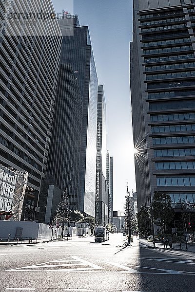 Verkehrsstraße im Stadtzentrum mit Wolkenkratzern  Wolkenkratzerschlucht  ?temachi  Chiyoda  Tokio  Japan  Asien