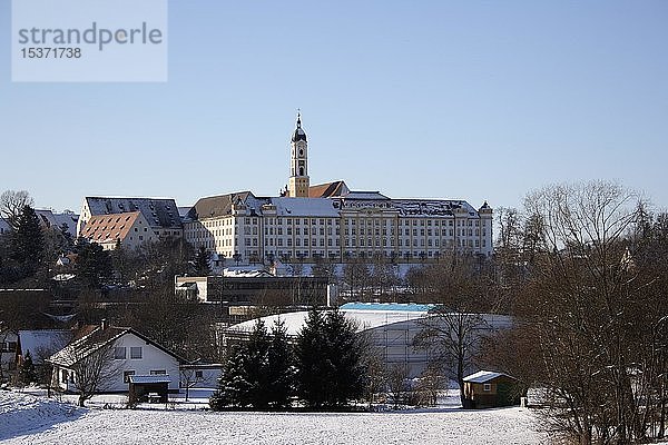 Blick auf das ehemalige Benediktinerkloster in Ochsenhausen  Landkreis Biberach  Oberschwaben  Baden-Württemberg  Deutschland  Europa
