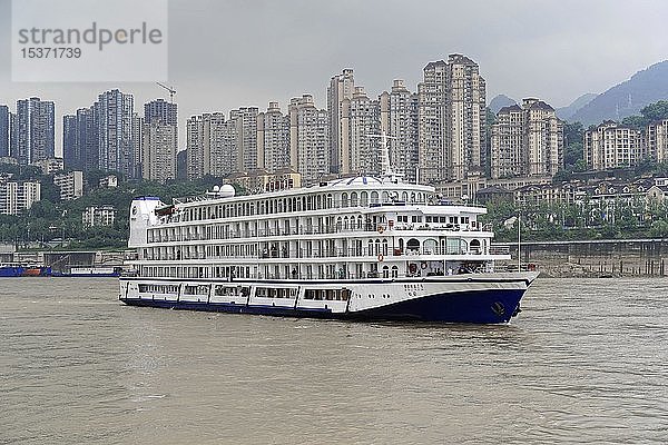 Kreuzfahrtschiff auf dem Jangtse-Fluss mit Wolkenkratzern  Chongqing  Provinz Chongqing  China  Asien