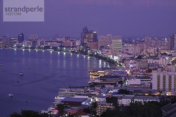 Blick auf Bucht und Stadt in der Abenddämmerung  Pattaya  Chonburi  Thailand  Asien