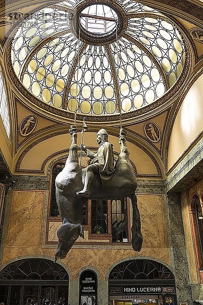 Der Heilige Wenzel auf einem toten Pferd  Skulptur von David Cerny  Lucerna-Passage  Wenzelsplatz  Prag  Böhmen  Tschechische Republik  Europa