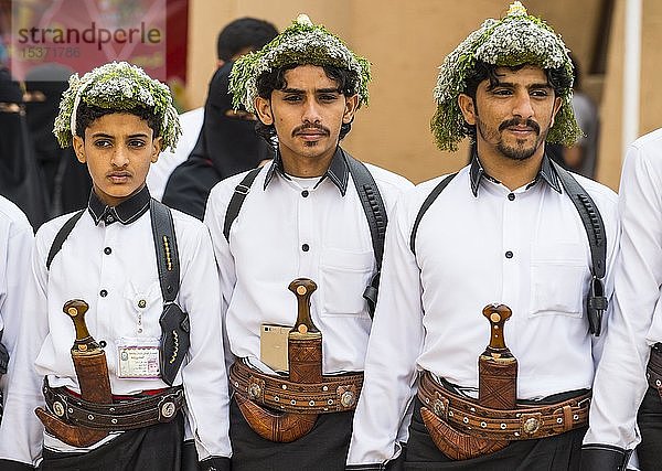 Traditionell gekleidete Männer mit Krummdolch  Al Janadriyah Festival  Riad  Saudi-Arabien  Asien