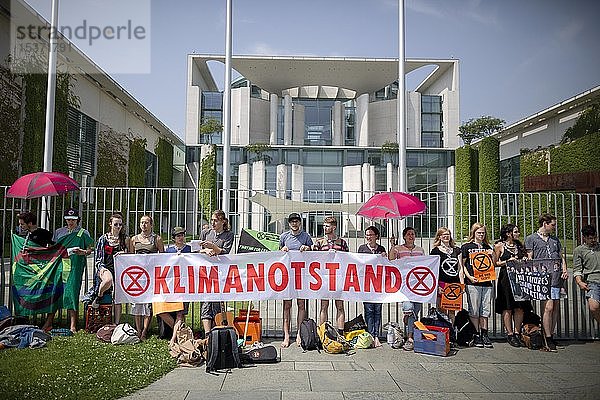 Aktivisten  Demonstranten der Extinction Rebellion (XR) ketten sich aus Protest gegen die Klimapolitik der Bundesregierung an den Zaun des Bundeskanzleramtes  Klimanotstand  Berlin  Deutschland  Europa