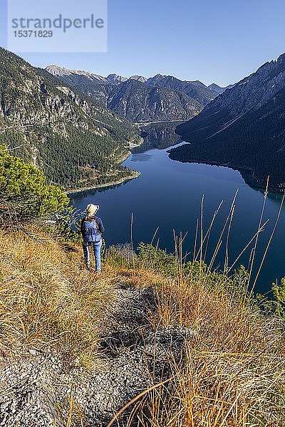 Wanderin schaut in die Ferne  hinter dem Schönjöchl  Plansee  Ammergauer Alpen  Bezirk Reutte  Tirol  Österreich  Europa