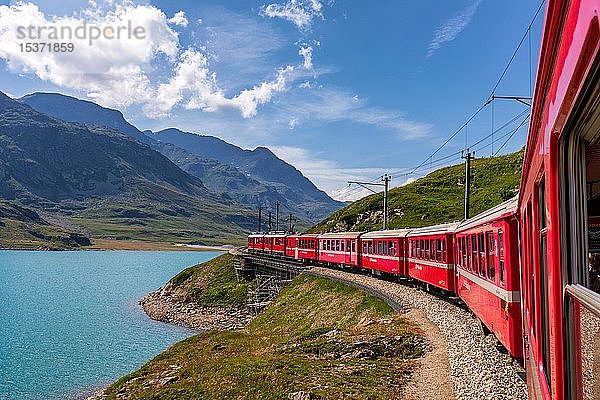 Rhätische Bahn  Bernina Express am Lago Bianco See  Berninapass  Pontresina  Kanton Graubünden  Schweiz  Europa