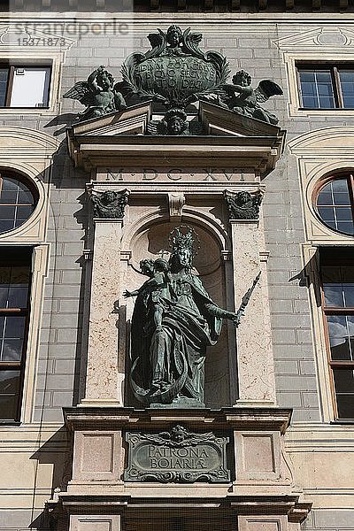 Madonnenfigur  Patrona Bavariae an der Fassade der Münchner Residenz  München  Bayern  Deutschland  Europa