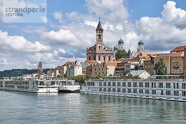 Blick über die Donau auf eine Anlegestelle mit Flusskreuzfahrtschiffen  auf die Altstadt von Passau  Niederbayern  Bayern  Deutschland  Europa