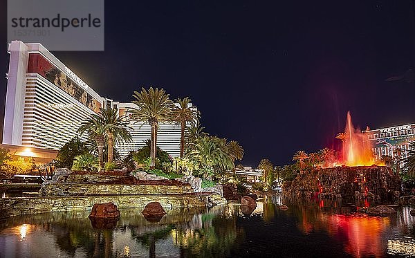 Show mit künstlichem Vulkanausbruch im Hotel The Mirage  Nachtszene  Las Vegas  Nevada  USA  Nordamerika