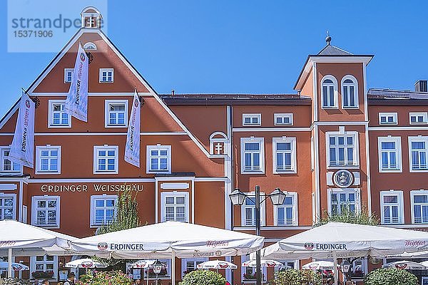 Fassade des Hotels Erdinger-Weißbräu am Schrannenplatz  Erding  Oberbayern  Bayern  Deutschland  Europa