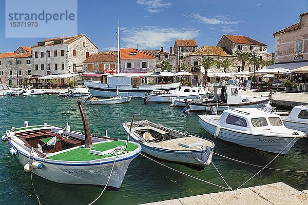 Fischerboote im Hafen  Stari Grad  Insel Hvar  Dalmatien  Kroatien  Europa