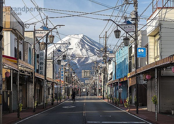Straßenszene in einem Wohngebiet  Blick auf den Vulkan Mt. Fuji  Fujiyoshida  Präfektur Yamanashi  Japan  Asien