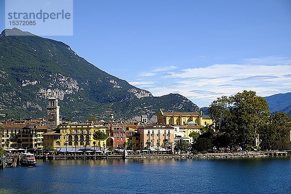 Hafen  Uhrenturm Torre Apponale  Riva del Garda  Gardasee  Provinz Trentino  Italien  Europa