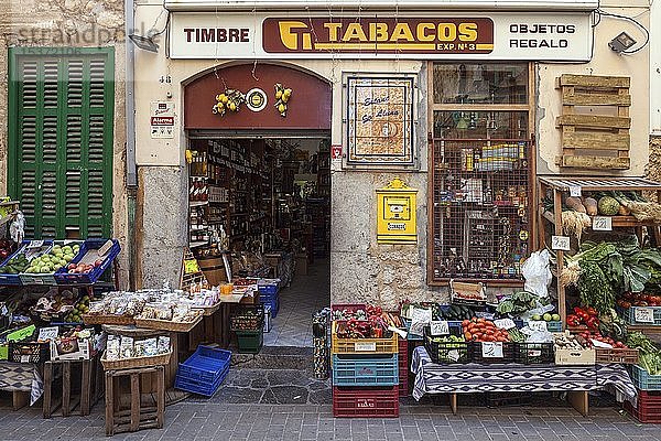 Kleiner Lebensmittelladen  Obst und Gemüse  Altstadt von Soller  Soller  Sierra de Tramuntana  Mallorca  Balearische Inseln  Spanien  Europa