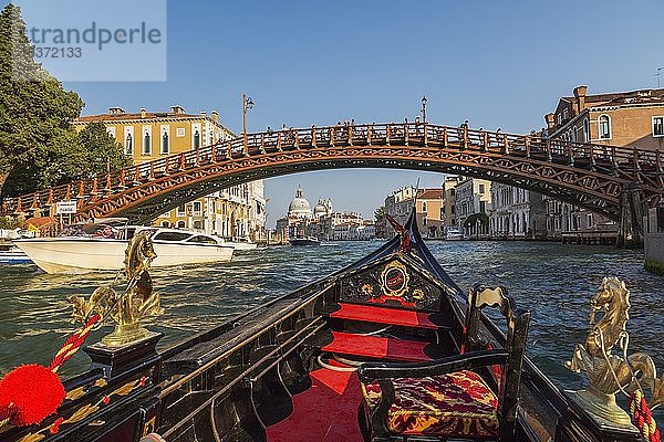 Blick von der Gondel auf den Accademia-Holzsteg über den Canal Grande  im Hintergrund die Basilika Santa Maria della Salute  Venedig  Veneto  Italien  Europa