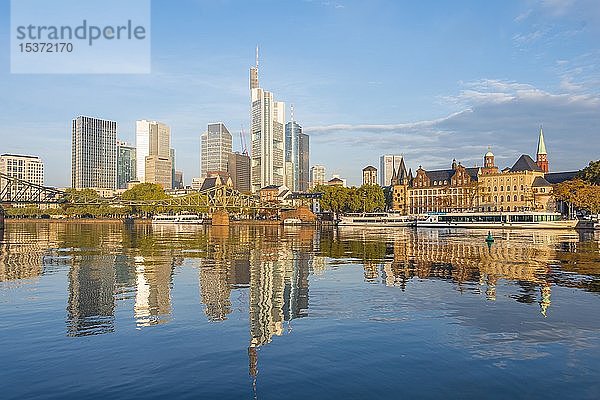 Eiserner Steg über den Main  Skyline  Hochhäuser im Bankenviertel im Morgenlicht  Frankfurt am Main  Hessen  Deutschland  Europa