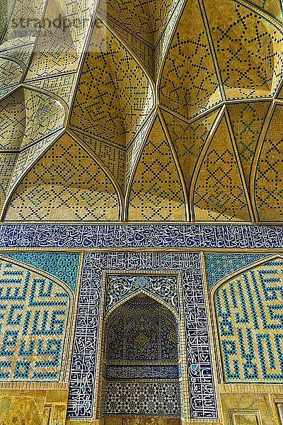 Islamisches Wand- und Deckenmosaik  Masjed-e Djame oder Jameh-Moschee  Isfahan  Iran  Asien
