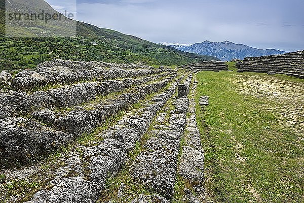 Sitzreihen im Stadion der Ruinenstadt Amantia  antike illyrische Siedlung  4. Jahrhundert v. Chr.  Ploça  Albanien  Europa