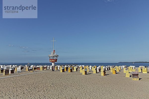 Leerer Sandstrand mit Strandkörben und DLRG-Rettungsturm  Lübeck-Travemünde  Lübecker Bucht  Ostsee  Schleswig-Holstein  Deutschland  Europa