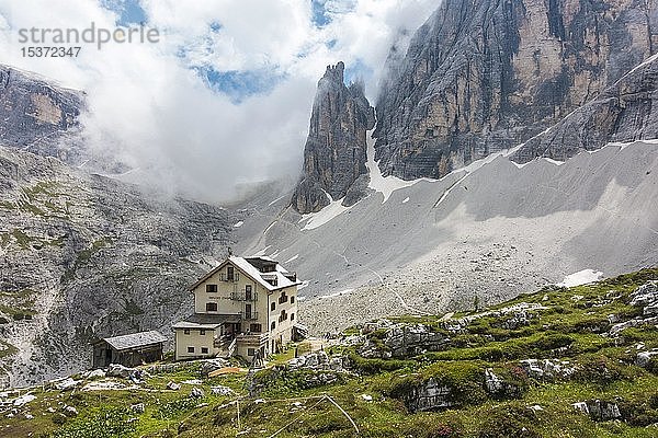 Zsigmondy-Hütte  rechts der Zwölferkofel  Hochpustertal  Sexten  Dolomiten  Südtirol  Italien  Europa