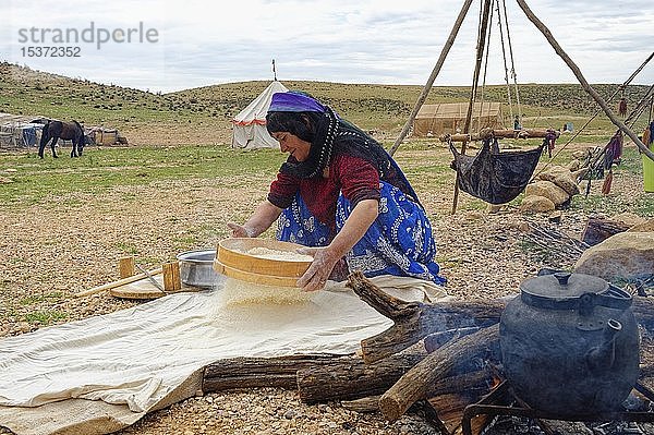 Gaschgai-Frau beim Brotbacken im Lager der Gaschgai-Nomaden  Provinz Fars  Iran  Asien