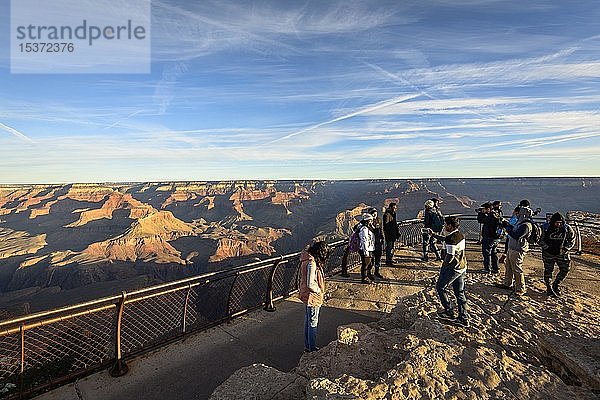 Aussichtspunkt Mather Point mit Besuchern  Touristen  erodierte Felslandschaft  South Rim  Grand Canyon National Park  Arizona  USA  Nordamerika