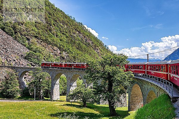 Kreisviadukt von Brusio  Rhätische Bahn  Bernina Express  Brusio  Kanton Graubünden  Schweiz  Europa
