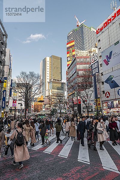 Menschenmenge auf dem Zebrastreifen am Bahnübergang  Bunkamura-Dori  Udagawacho  Shibuya  Tokio  Japan  Asien