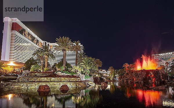 Show mit künstlichem Vulkanausbruch im Hotel The Mirage  Nachtszene  Las Vegas  Nevada  USA  Nordamerika