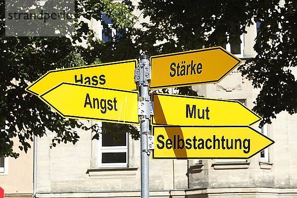 Gelbes Pfeilschild mit Aufschrift Hass  Angst  Stärke  Mut und Selbstachtung  Bayreuth  Oberfranken  Franken  Bayern  Deutschland  Europa